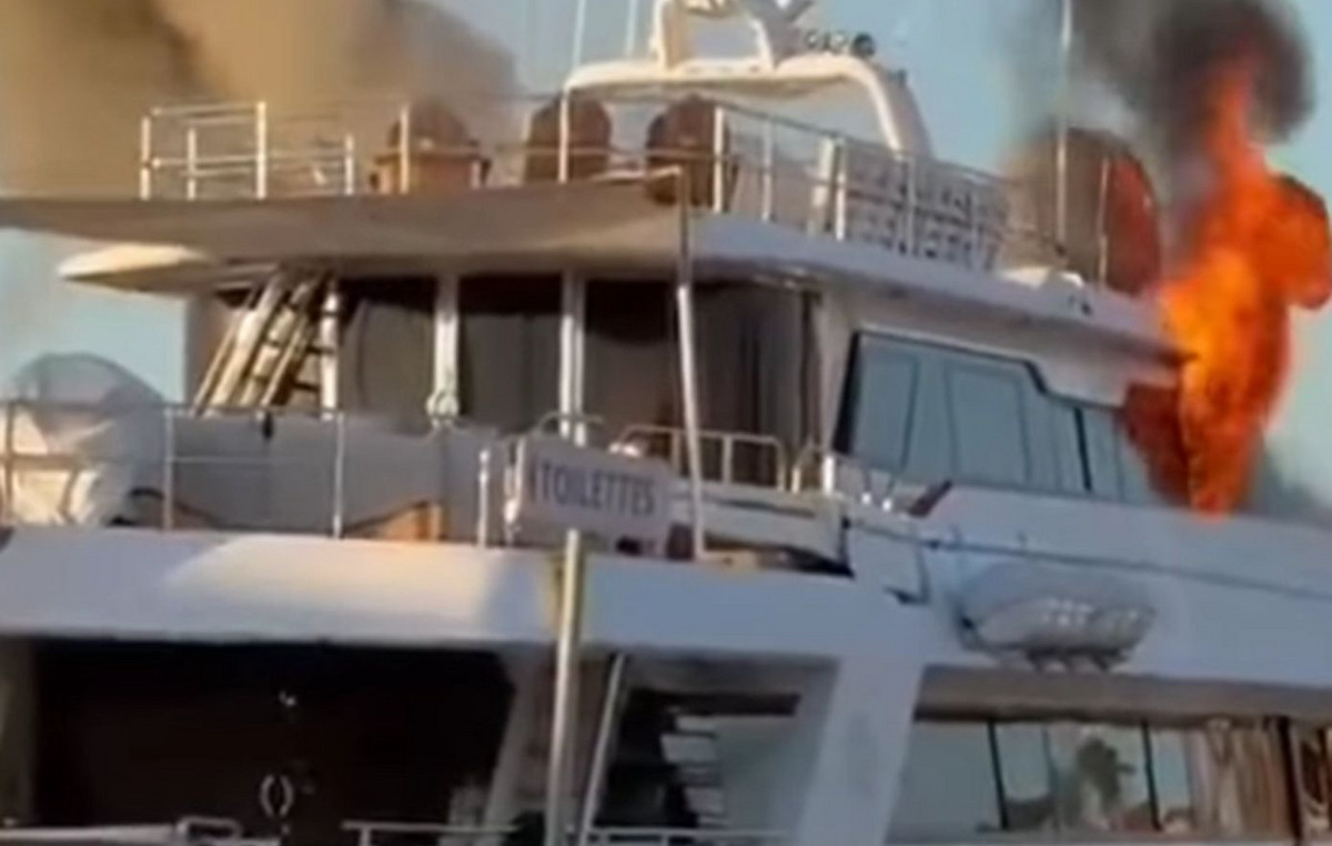Luxurious yacht wrapped in flames in the port of Saint -Tropez in southern France – Video