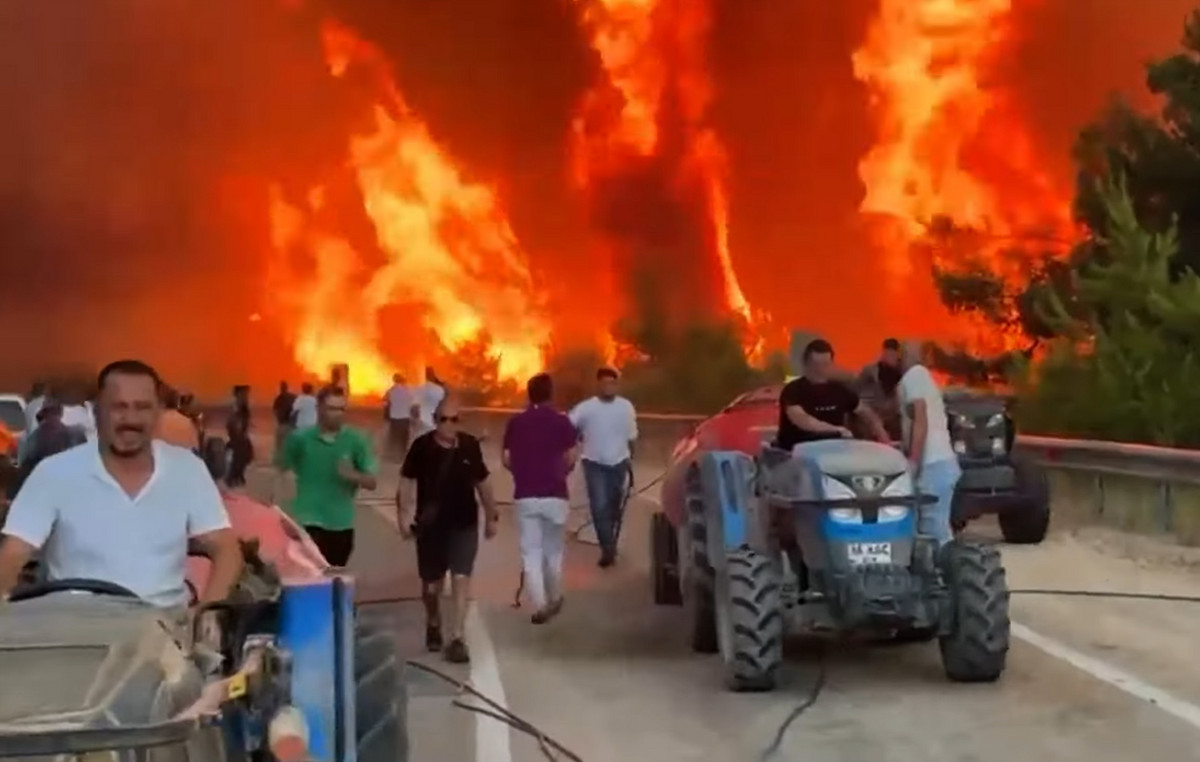In a fiery cluster Turkey: Four big fires in progress – Firefighters and volunteers were killed, villages were evacuated