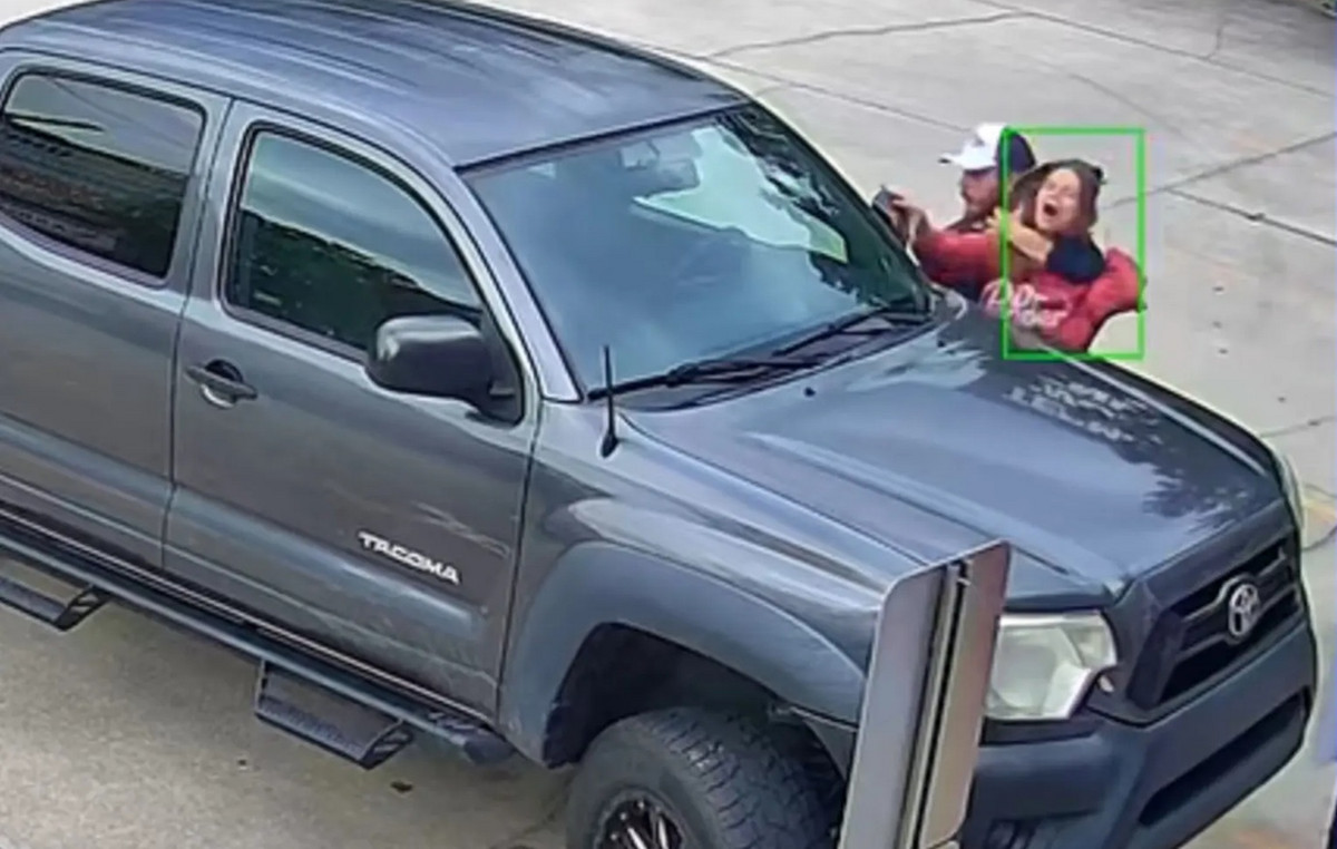 Fearful woman struggled for her life – man pulled her to put her in her farm