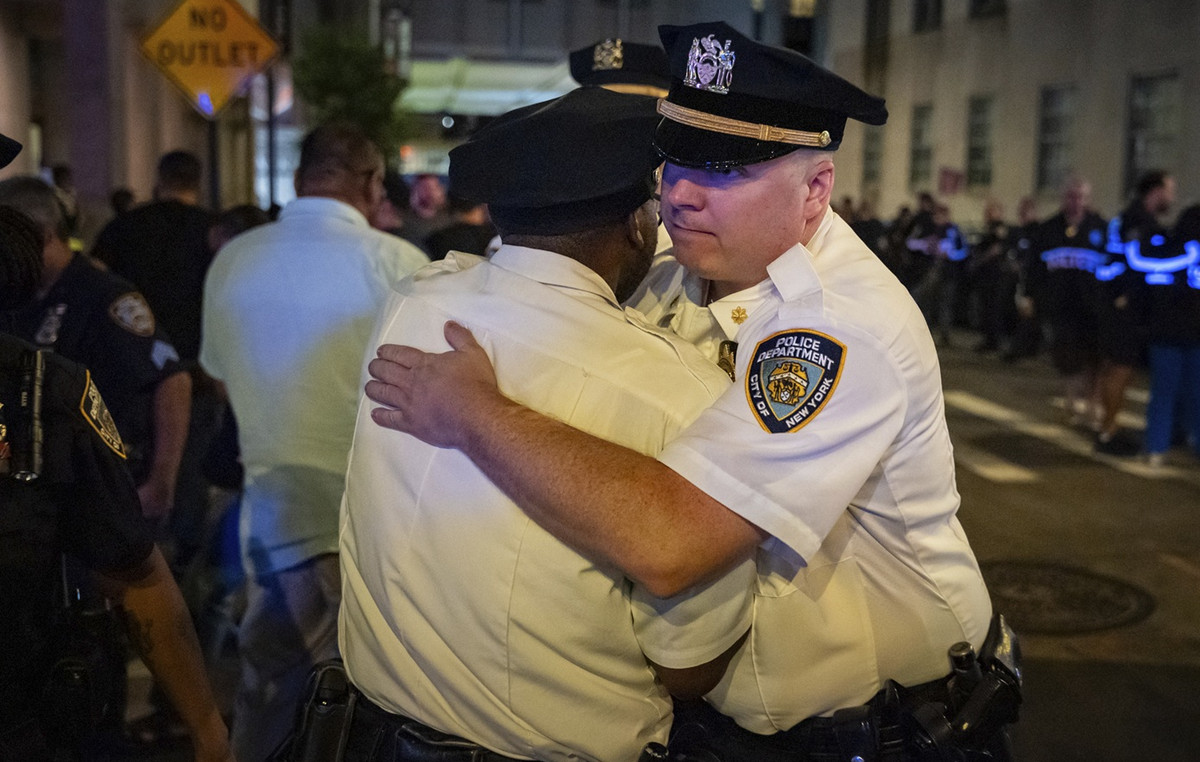 Pregnant in their third child the wife of the “hero” of a policeman who proposed his body to Manhattan’s massacre and fell dead