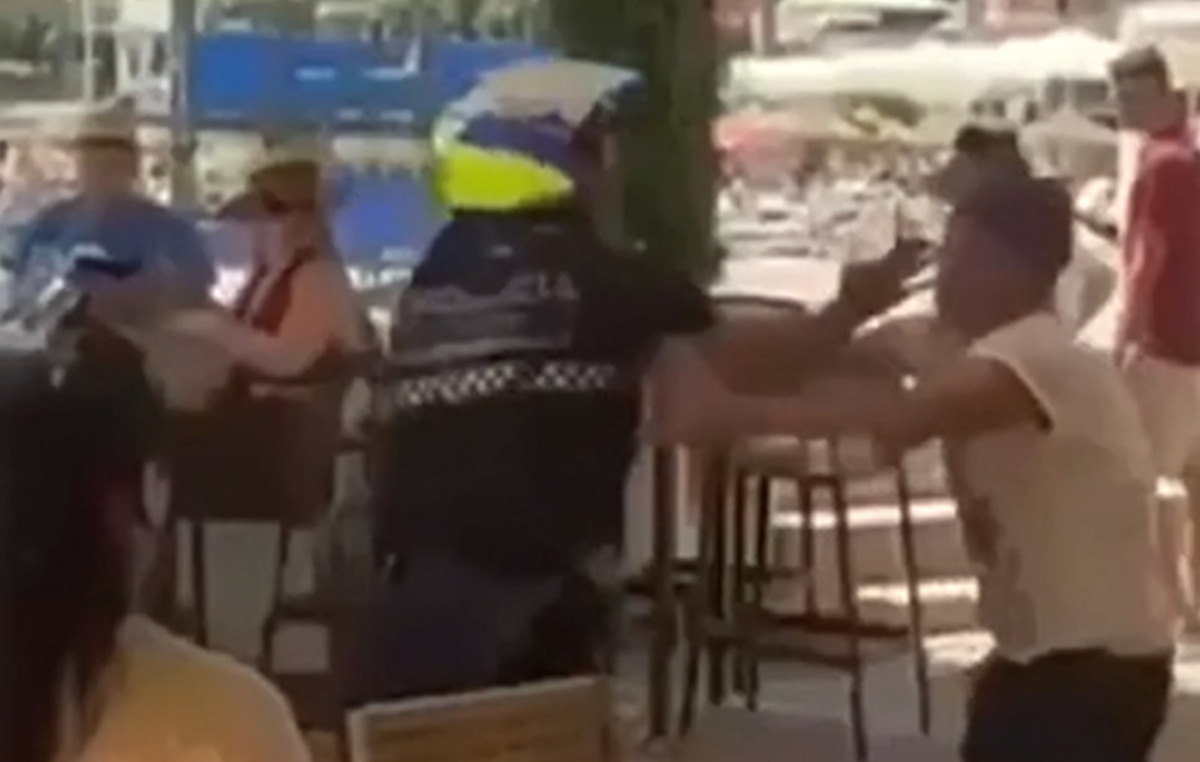 Spanish policeman slaps a tourist “who found him after complaining about the treatment of African sellers on a beach”