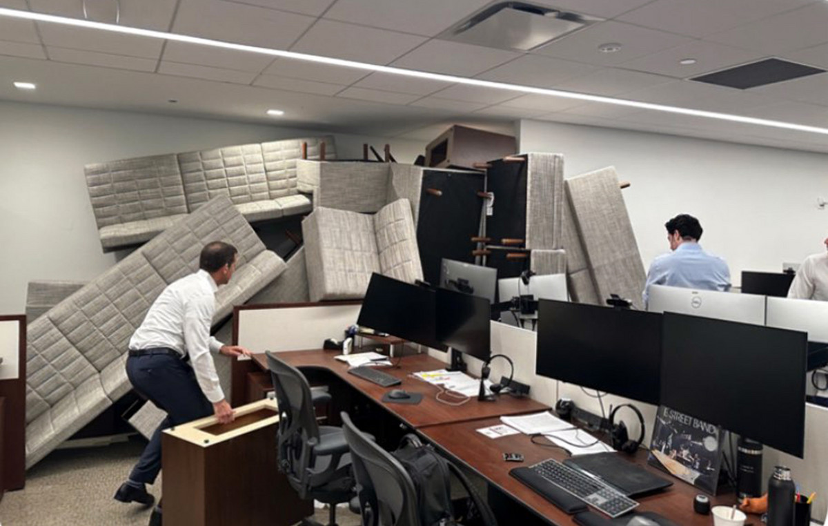 Manhattan skyscraper workers are fortified to escape the armed – see photos