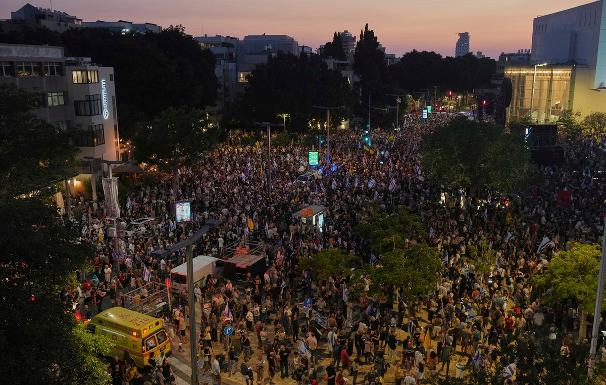 Israel: New Massive Course in Tel Aviv requesting the end of war in Gaza
