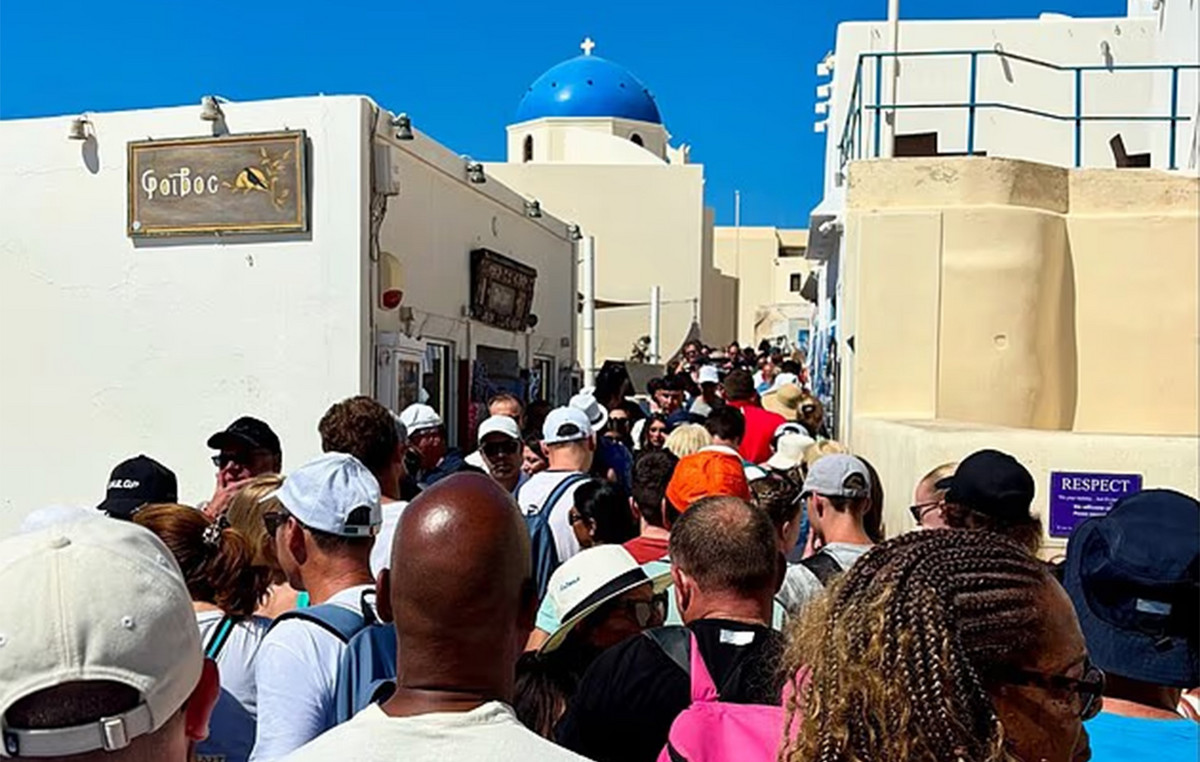 The “hell” of popular European destinations: Roads suffocated by crowds and huge queues in Italy and Greece The “hell” of popular European destinations: Roads suffocated by crowds and huge queues in Italy and Greece
