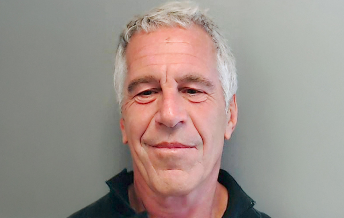 Mysterious orange figure outside Jeffrey’s cell in the evening before his death – new questions about the official finding