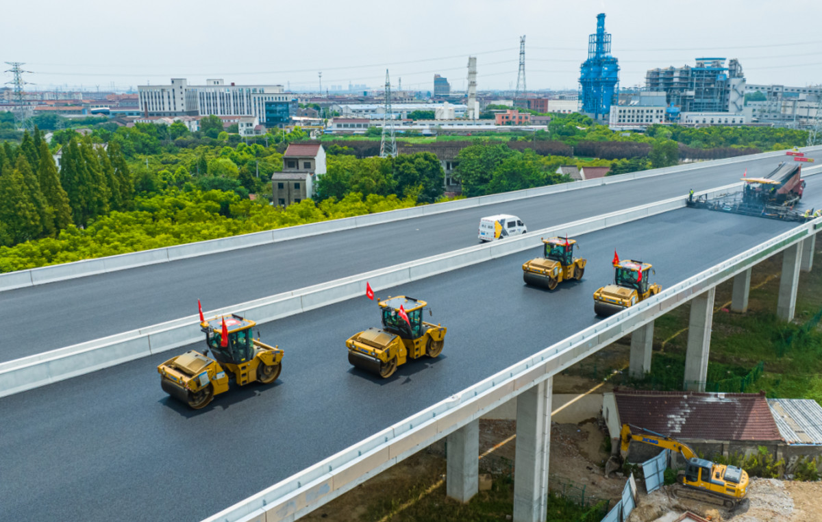 Unmanned machines asphalt asphalt bridge in Wahan, China – Robotics in public works now