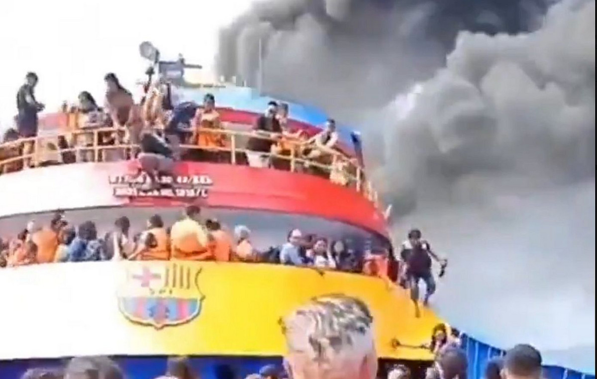 Passenger ship caught fire in Indonesia – tourists jumped into the sea to be saved, at least 5 dead