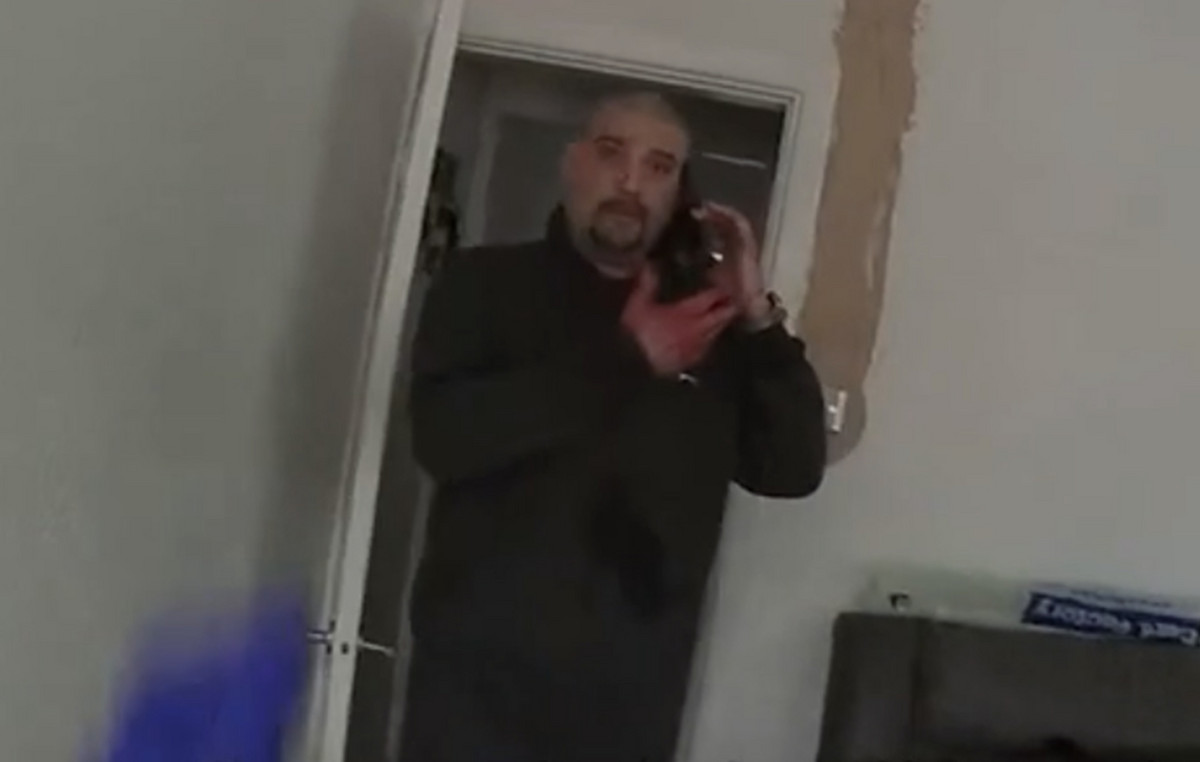 The moment he calls the authorities and confesses the murder of his former partner, with his hands still full of blood