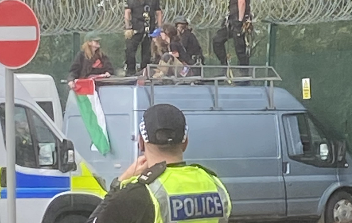 Philopalaistine activists threw van on the perimeter fence of defense industry in Edinburgh
