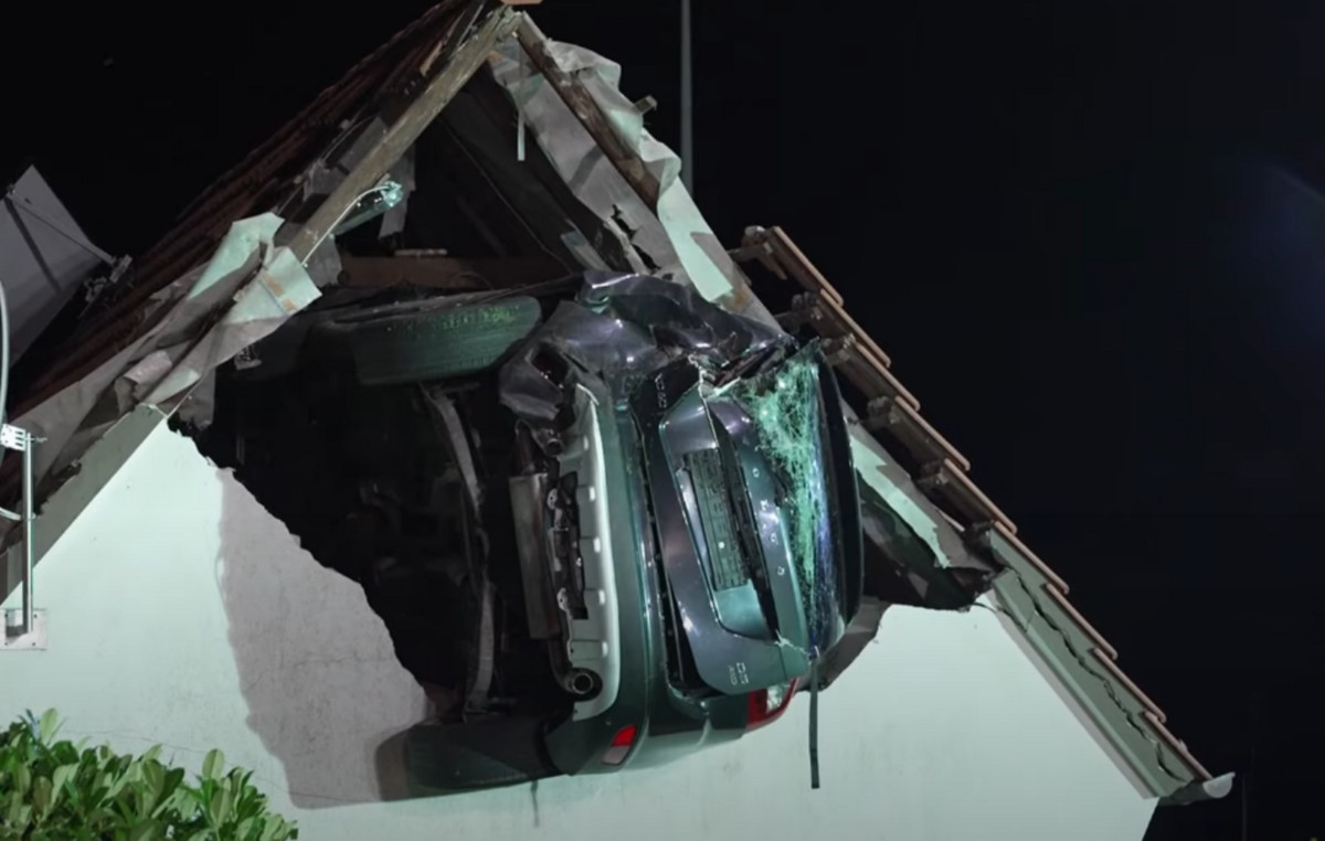 Thriller in Germany: car “fired” on a barn roof – 7 -year -old boy playing cheerful