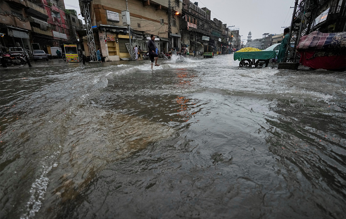 Three dead and 15 missing after landslides caused by torrential rains in Pakistan