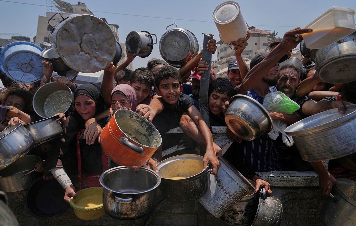 ‘At a point of collapse the gauze’ – confronted with famine conditions of one quarter of the population