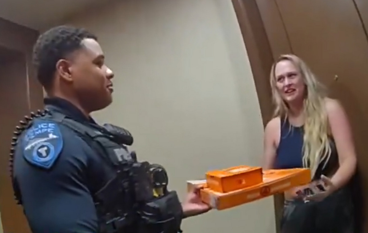Incredible scene in the US: Police were handed over a pizza themselves after arresting Delivera