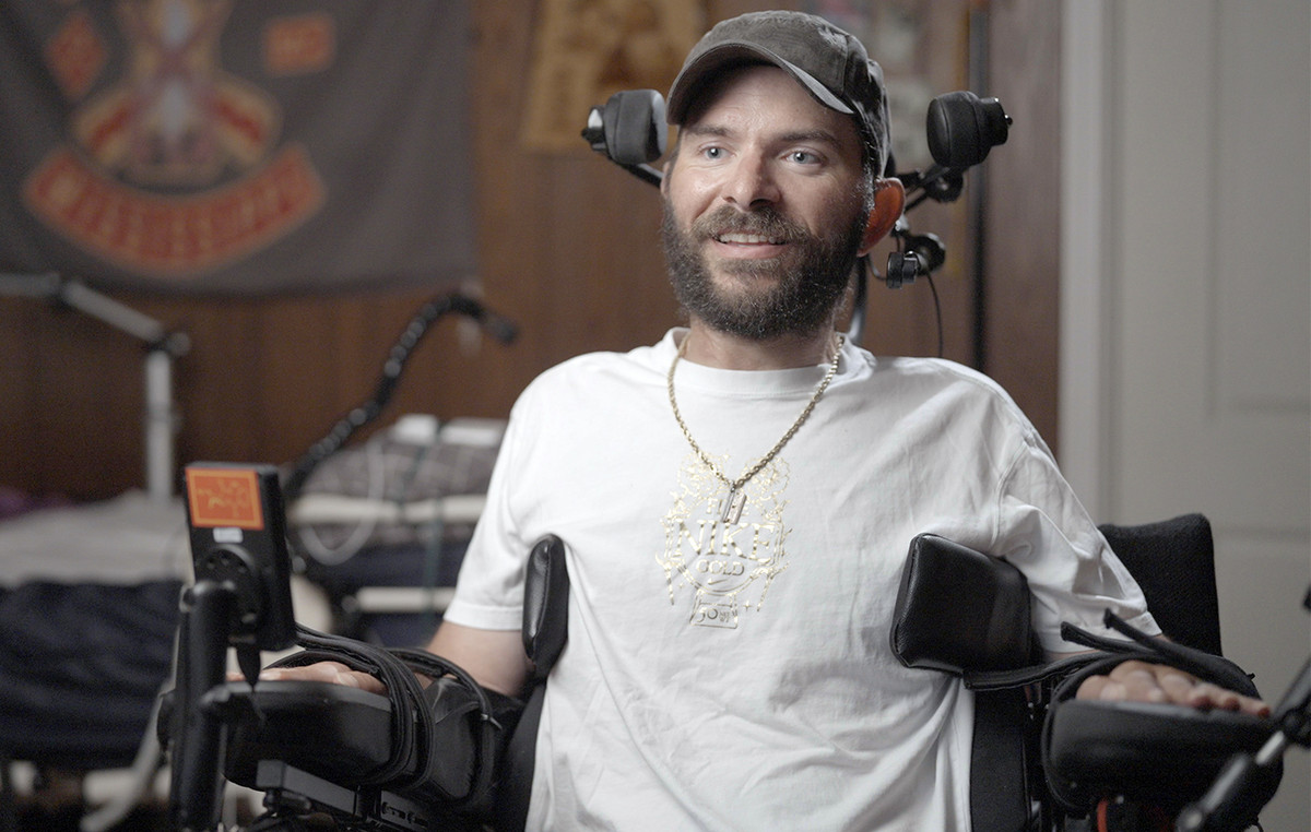 Paralyzed veteran plays video games and draws 3D objects only with thought