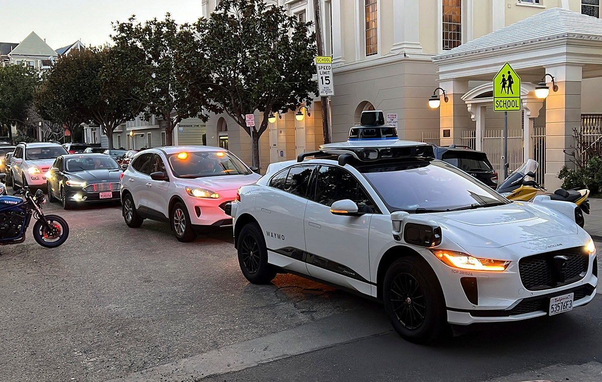 How dangerous are the new robotic taxis without a driver?