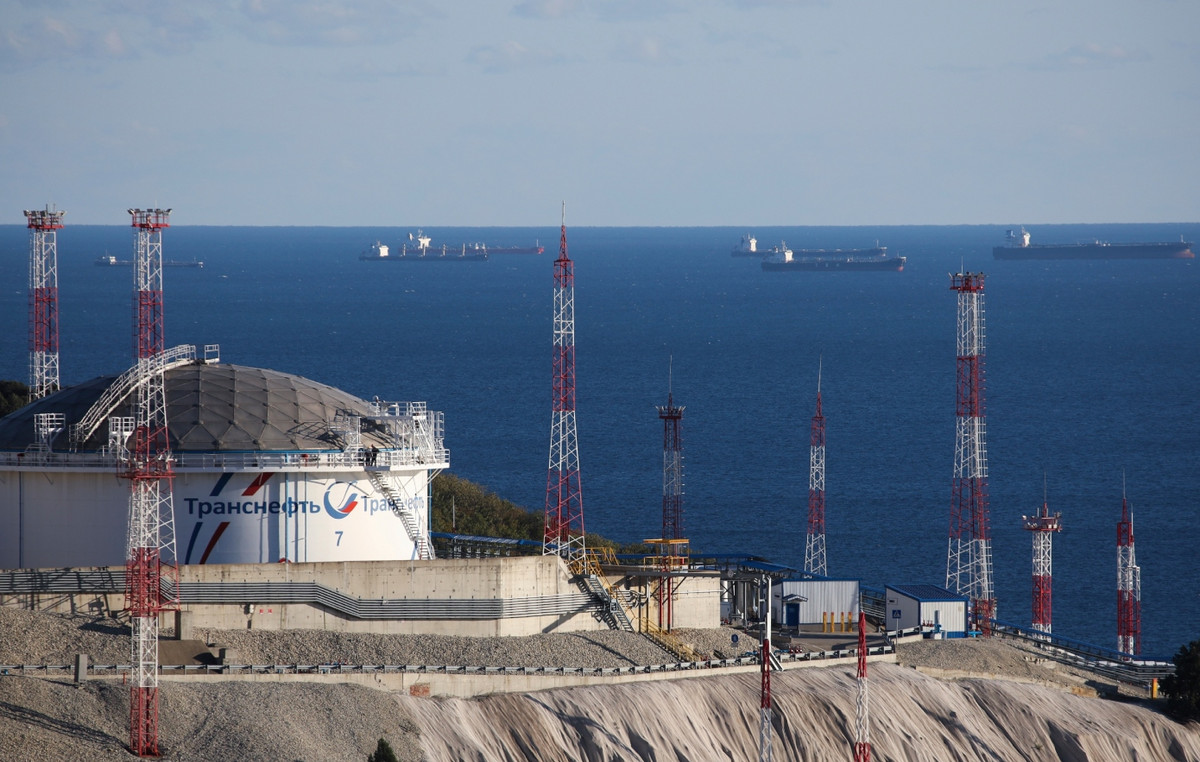 Senior executive of Russian oil company died suddenly – suicide references
