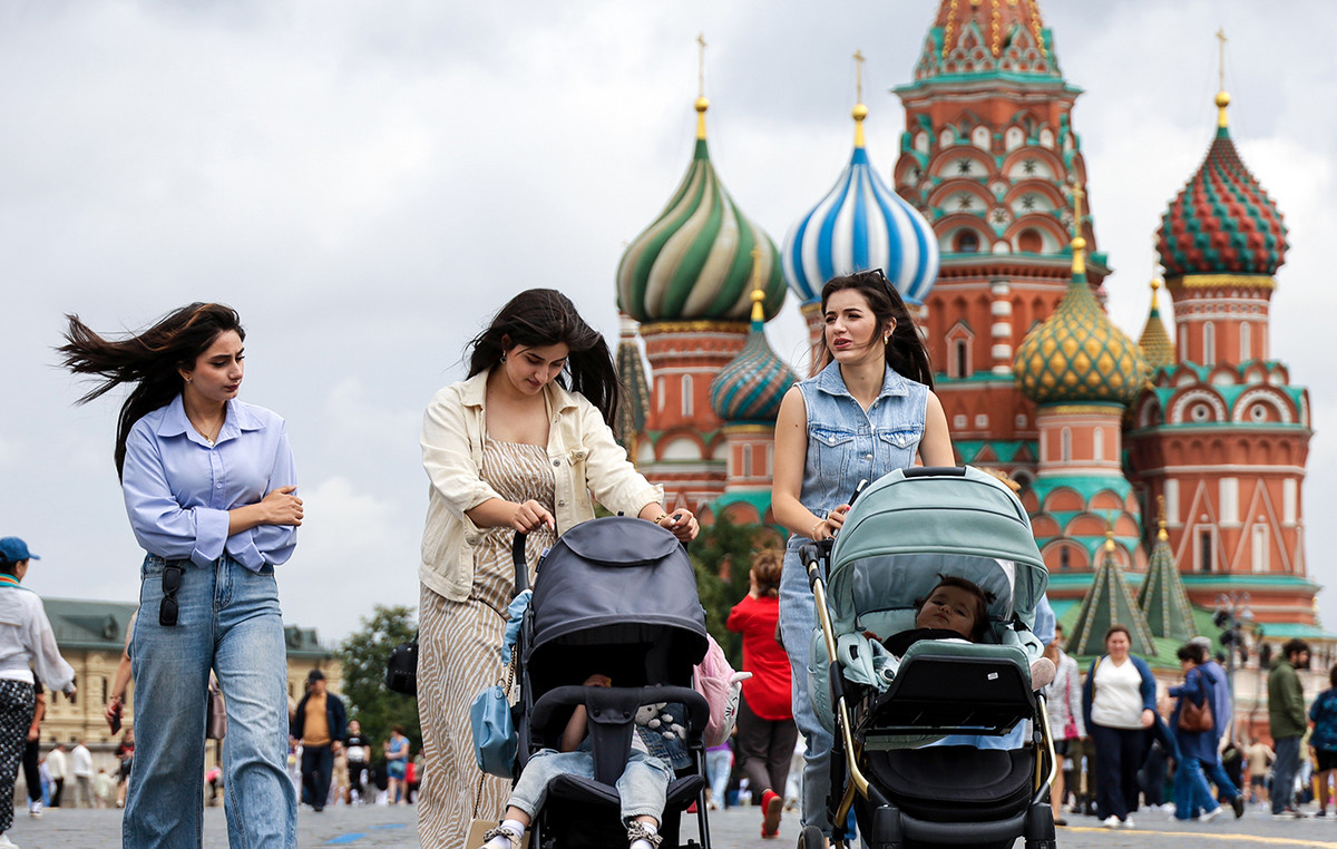 Russia is betting on students to solve its demographic problem – gives a 1,110 euro allowance for each birth