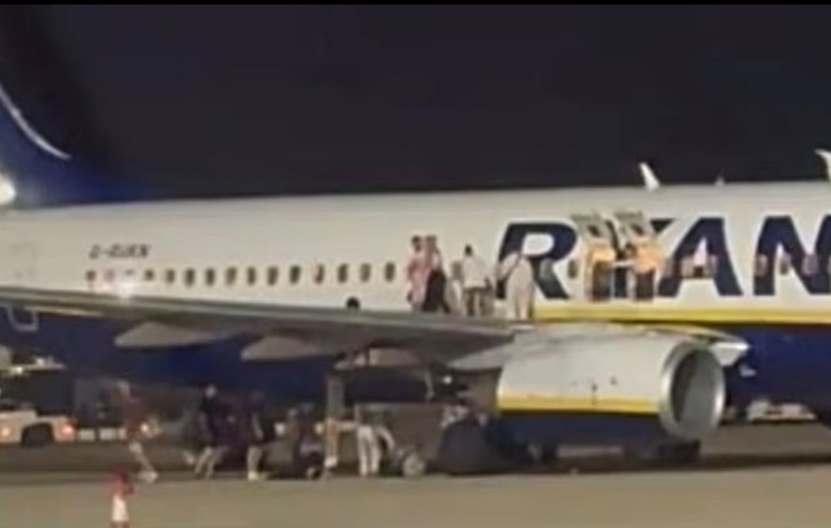 Panic on a Ryanair aircraft: Passengers were injured after wrong alarm for fire