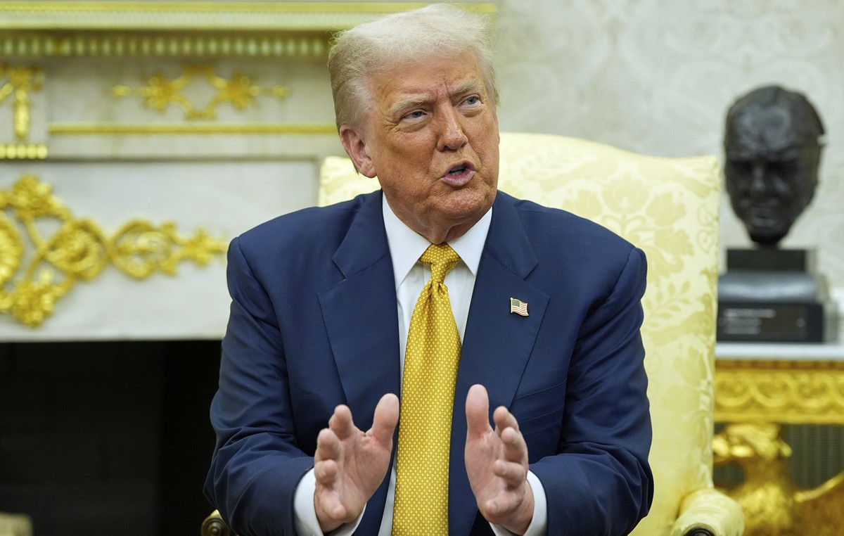 Trump turns his fire on Obama accusing him of “treason” while pressing for the case