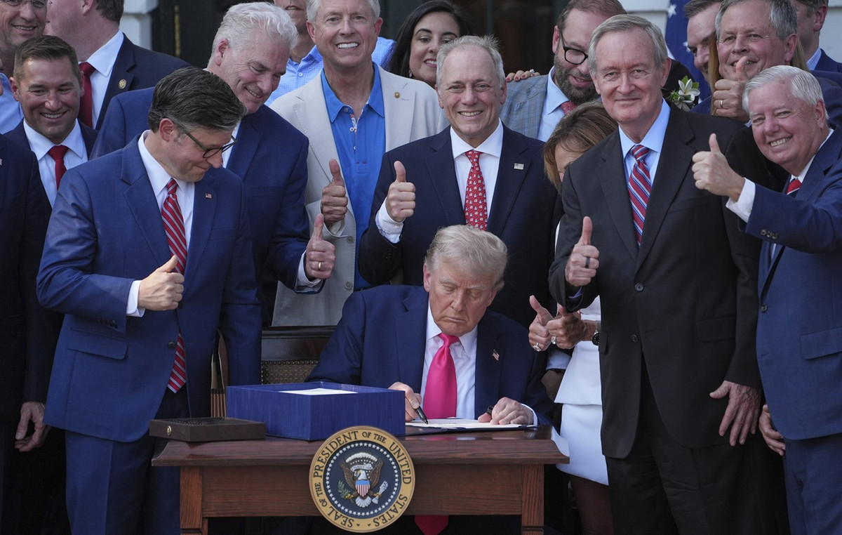 USA: Trump signed the important tax bill at celebration of July 4