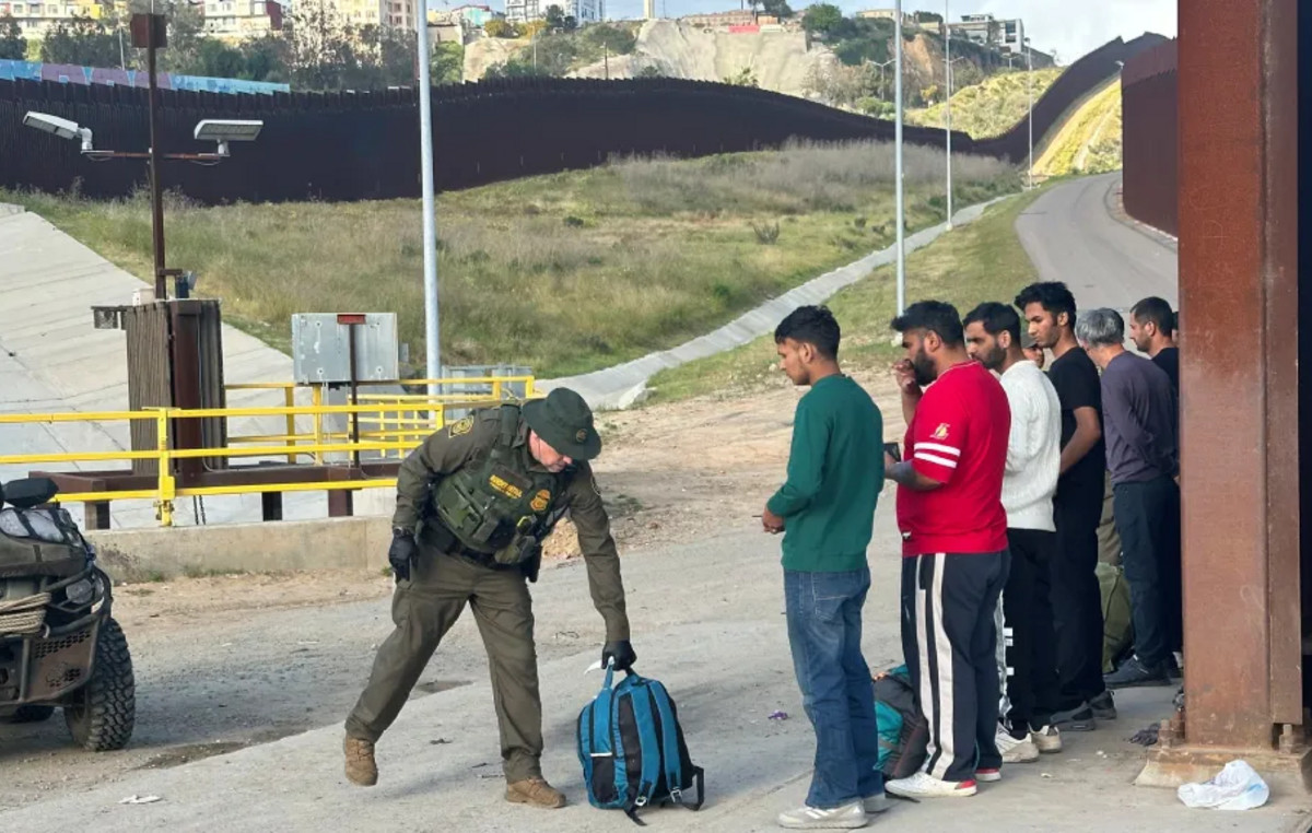 Ecuador deports hundreds of prisoners to Colombia