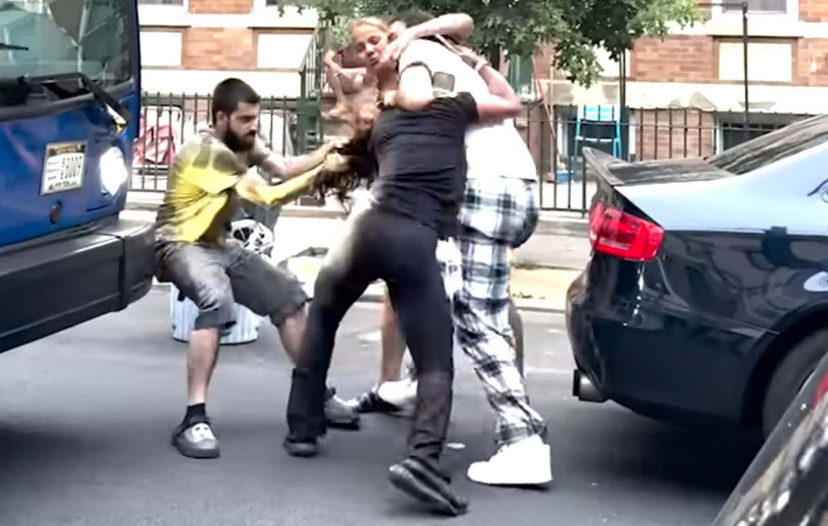 Violent fight in New York: Mother and daughter wildly attack a driver for a parking lot – Watch the video