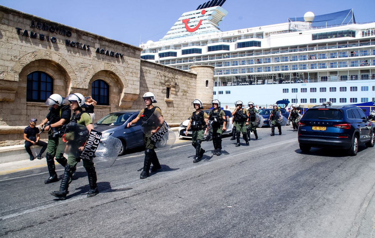 Maariv a poll: 61% of Israelis say they are afraid of being attacked if traveling to a European country