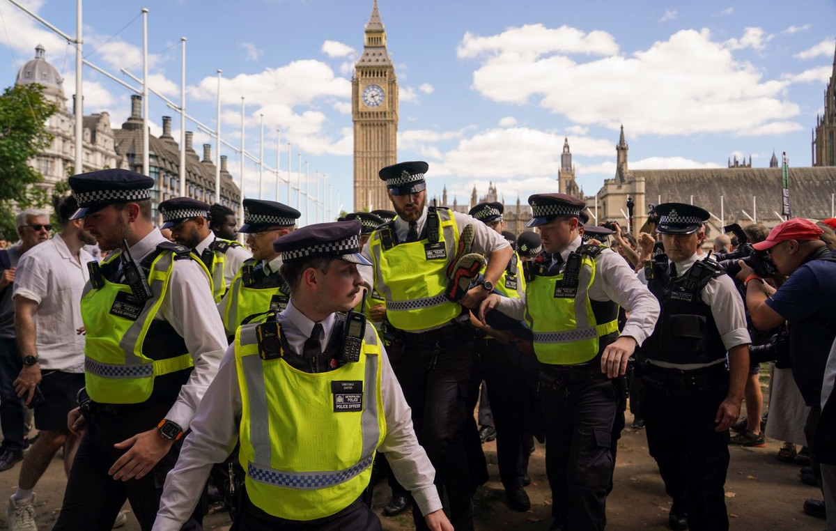 Hundreds of arrests in London during a demonstration of Palestine Action due to participation in “terrorist organization”