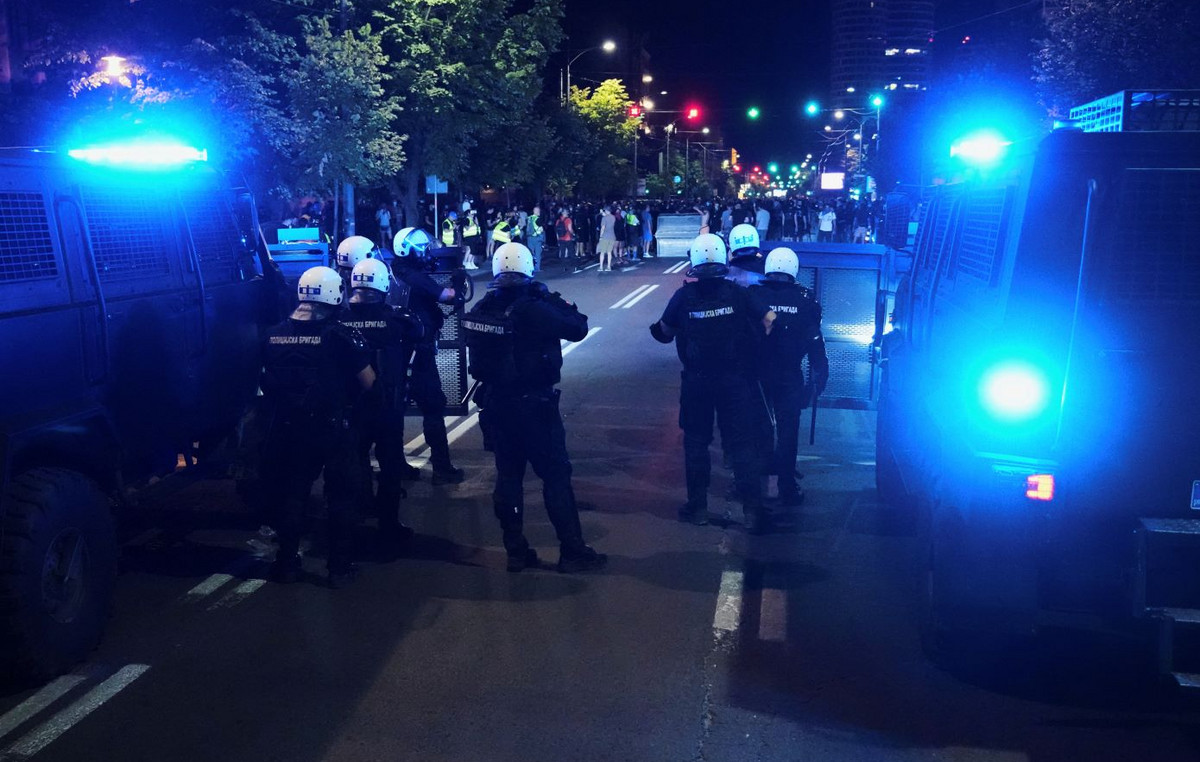 Store in Belgrade between protesters and supporters of ruling SNS party – dozens of arrests