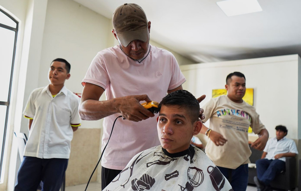 ‘Military Law’ in El Salvador Schools: Student Dress Code Checks ‘Military Law’ in El Salvador Schools: Student Dress Code Checks