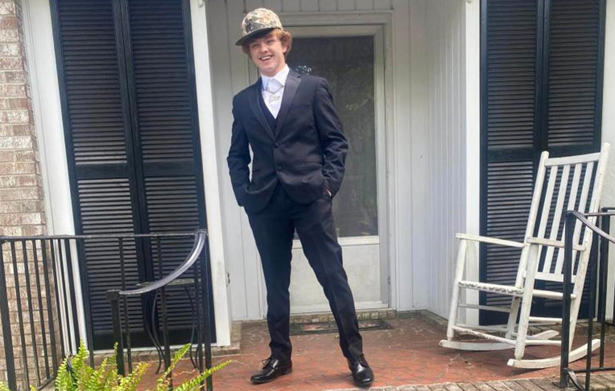 Handcuffs to 10 students for adolescent murder – his 16 -year -old girlfriend ambushed him along with her adult lover
