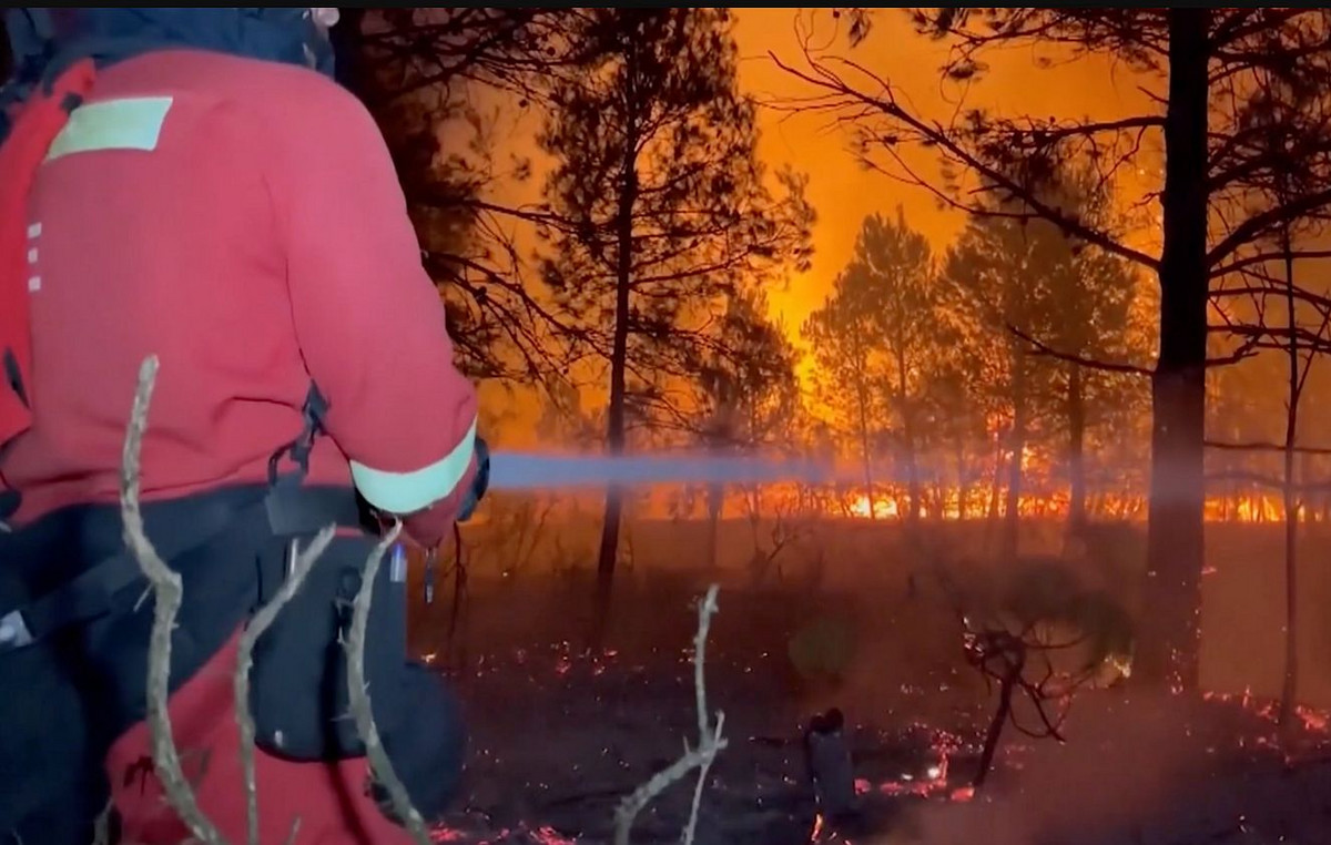 Spain: Over 1,000 people are rushed out of their homes due to fires in the north