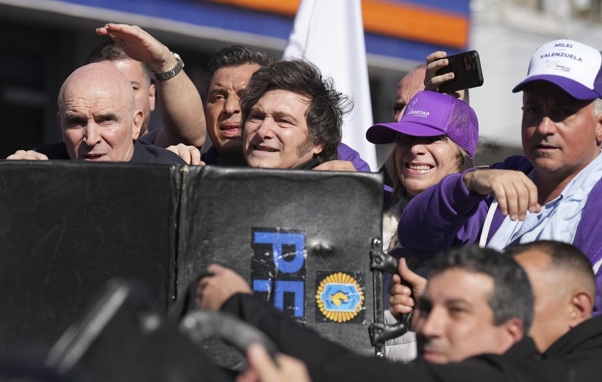 Ham in Argentina: Furious crowd threw bottles and stones at Javier Miley-He was escorted by him