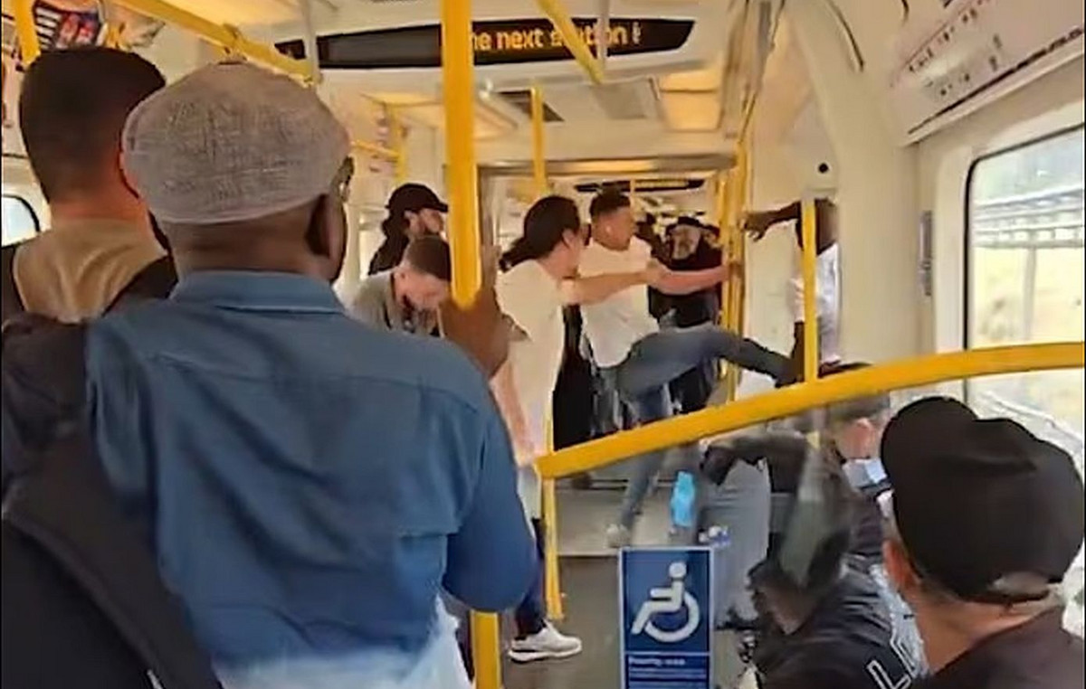 Wild beatings of half -naked man in the London subway by indignant passengers – Watch video