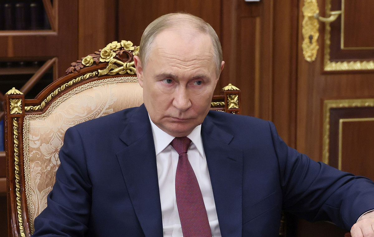 Vladimir Putin’s “dark” secret: Why his bodyguards collect his feces on travel