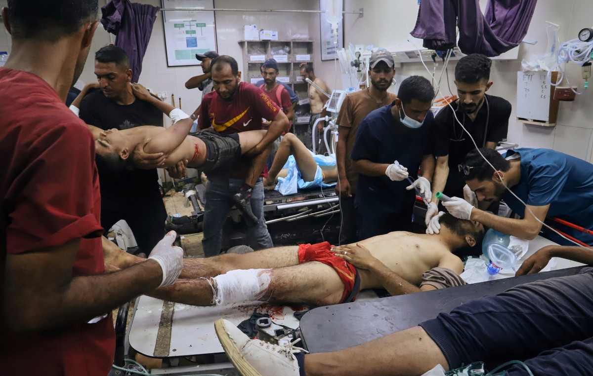 Dead 20 people in Gaza after overturning truck with food within a crowd