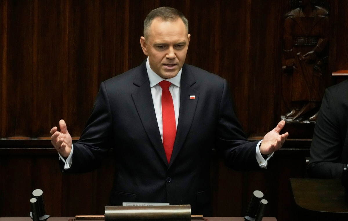 Change of Constitution is asking for the new President of Poland and Trump’s admirer, Carol Navrotsky