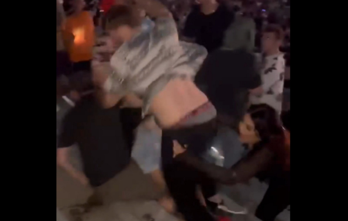Man broke into the wood woman in a concert because she poured a little drink on him