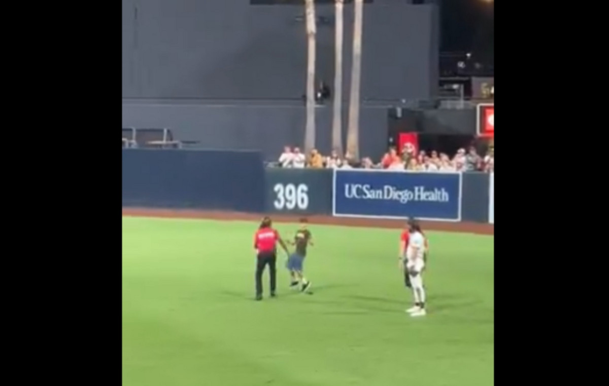 Hard “tackle” made security men in a child who entered the stadium – intense disapproval by viewers