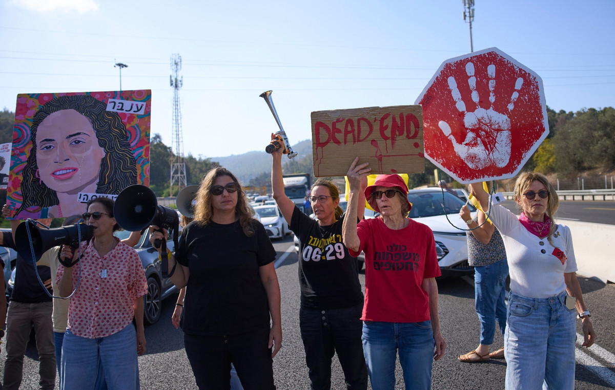Host relatives demonstrated outside of Israeli ministers asking for agreement with Hamas Host relatives demonstrated outside of Israeli ministers asking for agreement with Hamas