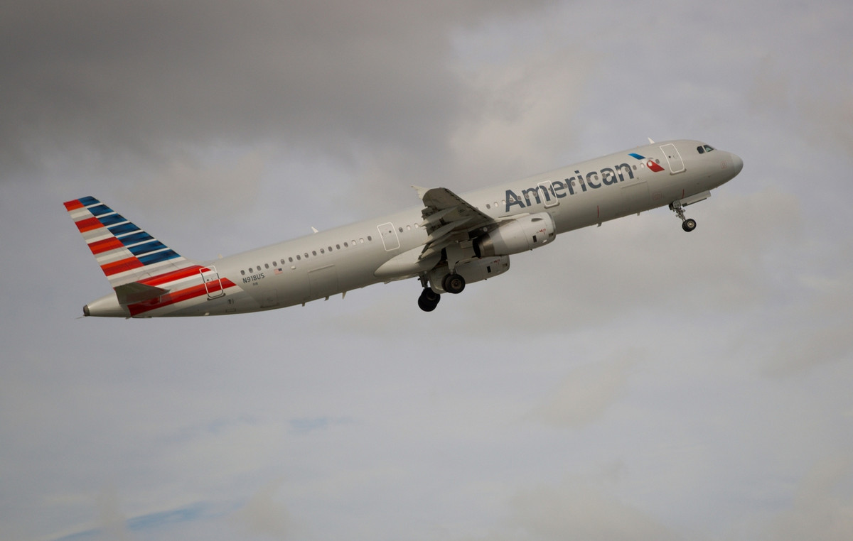 Forced landing was carried out by American Airlines due to a fire on a “passenger device”