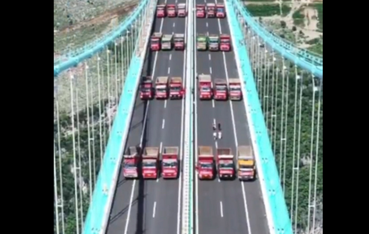 The impressive endurance test with 96 trucks on the highest bridge in the world – Watch the video