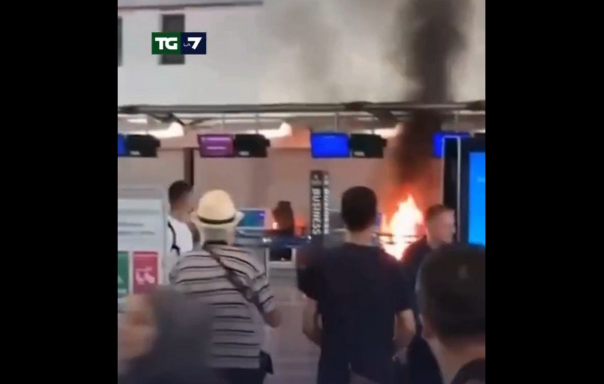 Chaos at Italian Airport: Man set fire and frantically hit the screens with hammer