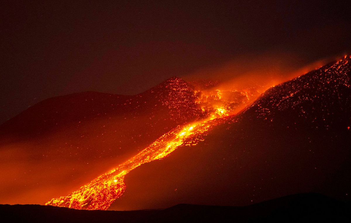 New eruption in Etna’s volcano: 3,000 meters reached the flow of lava – “orange” alarm
