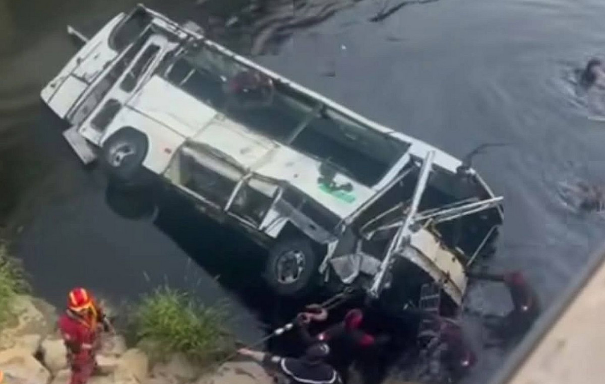 Algeria: At least 18 dead in a bus car accident