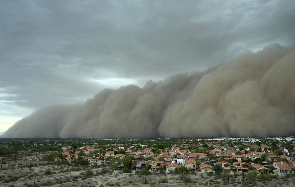 Extreme Images in Arizona by the giant Haboob dust wall – Damage, power outages and delays at the airport