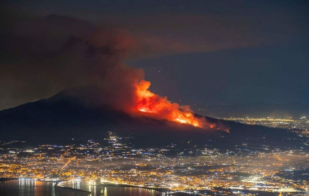 Fiery disaster at Vesuvius National Park – Threatened the unique volcanic ecosystem Fiery disaster at Vesuvius National Park – Threatened the unique volcanic ecosystem