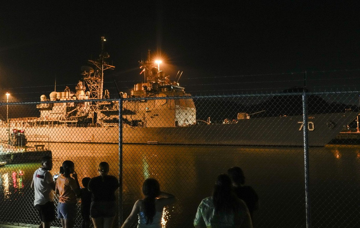 In Venezuela and USA knives: US Cross Ship crosses the Panama Canal In Venezuela and USA knives: US Cross Ship crosses the Panama Canal