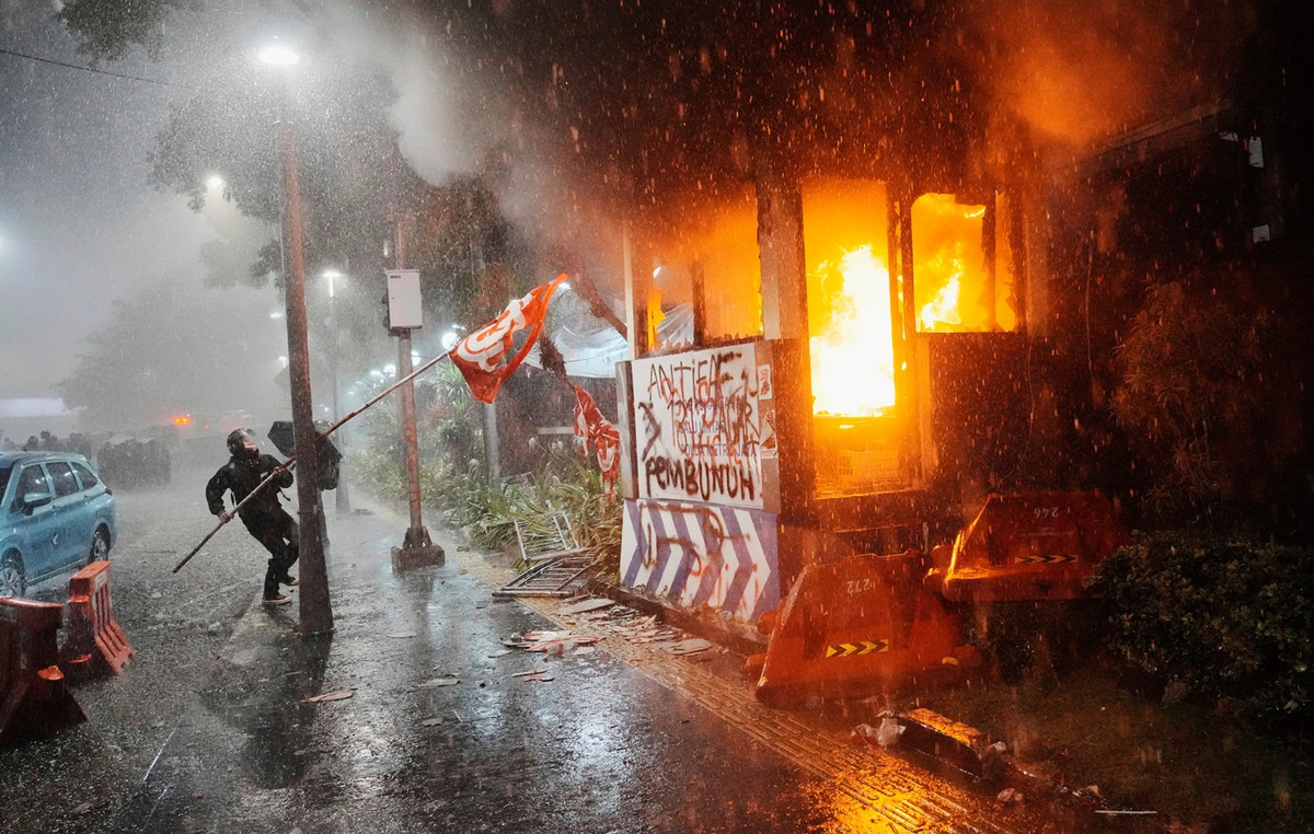 Protesters set fire Protesters set fire