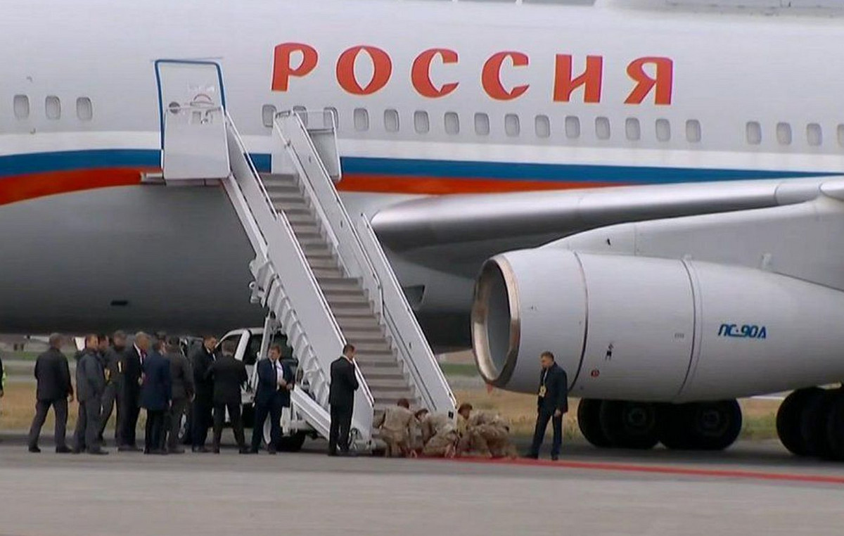Anger and indignation in Ukraine for Putin’s reception in Alaska – “Make Great Knee Again”